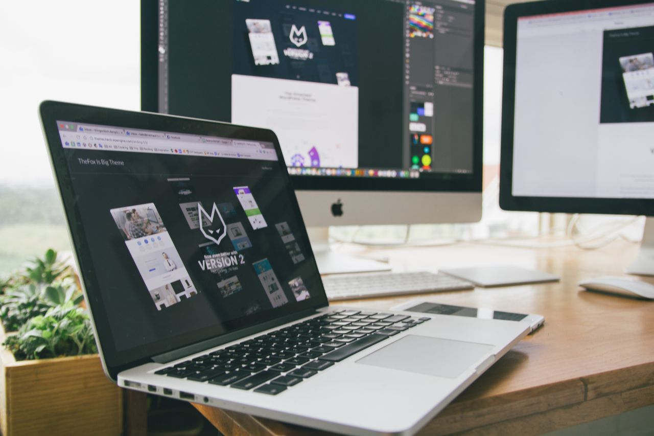 Website real exibido em estação de trabalho